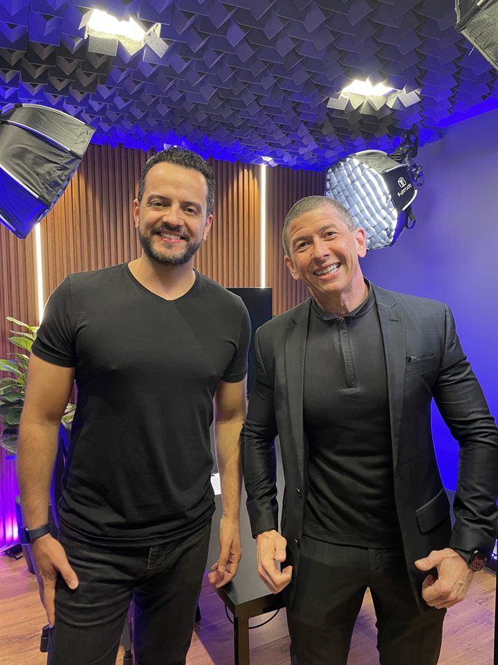 Eric Klein em estúdio ao lado de um convidado, em contexto de gravação e networking.